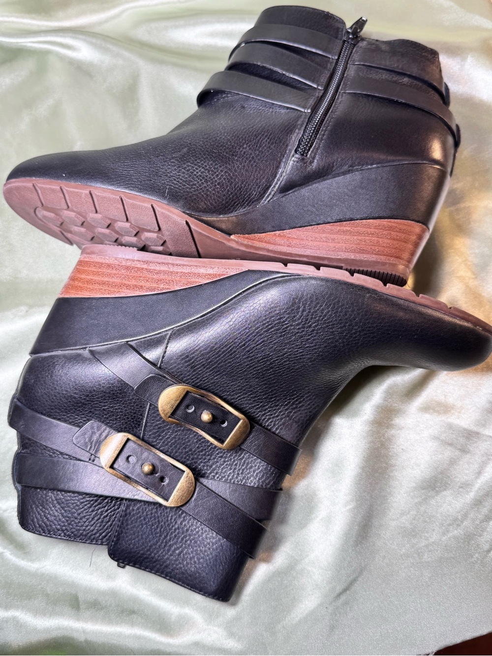Sofft Leather Wedge Heel Black Ankle Boots with Buckle Straps size 9 Women’s - Picture 5 of 8